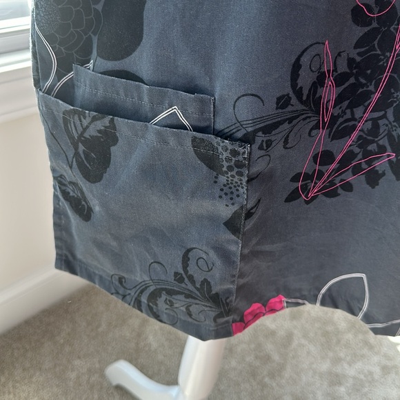 Gently work woman’s scrub top - Picture 3 of 5